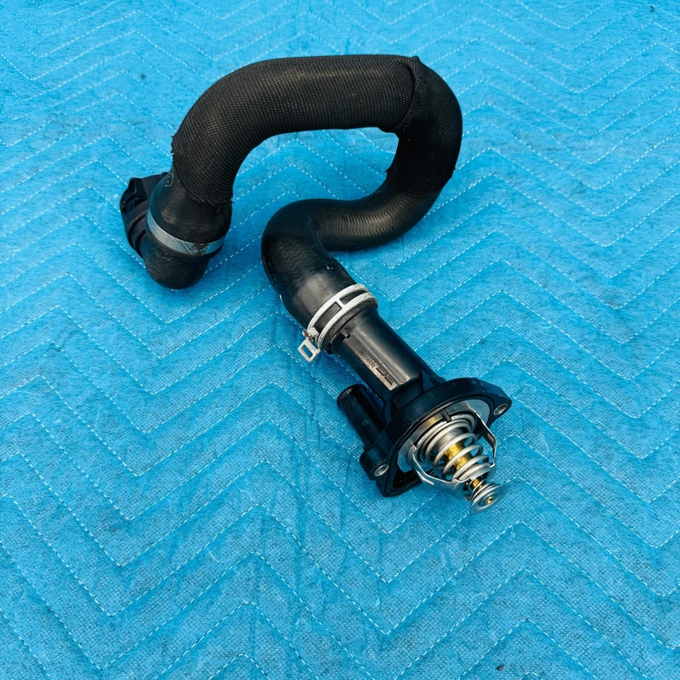 Conjunto de carcasa termostato Ford Focus 2012-2018 2,0 L con manguera OEM 60902682891 Foto 1 de 4