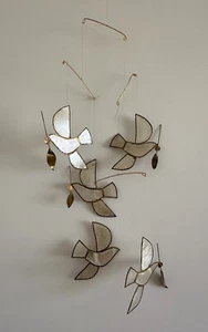 SCHÖNE VINTAGE CAPIZ SHELL (FENSTERSCHEIBE AUSTER) UND MESSING PEACE DOVE MOBILE - Bild 1 von 21