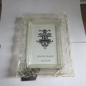 Cadre ciselé en plastique transparent Photo frame 10 x 15 cm  Hauteur : 20,1 cm  - Imagen 1 de 1