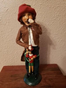 BYERS CHOICE CAROLERS 1996 TITIRITERO HOMBRE con PINOCHO EN CUERDAS 13" RETIRADO - Imagen 1 de 10