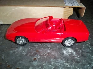 AMT Ertl 1990 Chevy Corvette Convertibile Rivenditore Auto Rosso Brillante Promo 6044 NUOVO - Foto 1 di 4