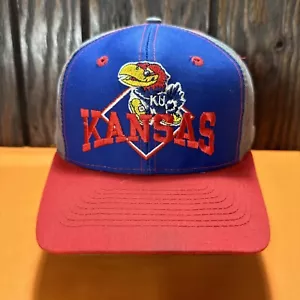 De colección KU Jayhawks Sombrero Snapback Gorra El Juego Molinete Años 90 Kansas Logo Rojo Azul - Imagen 1 de 14