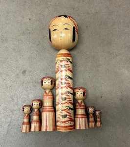 Japanische traditionelle Vintage Kokeshi handbemalte Holzpuppen 7er Set signiert - Bild 1 von 9