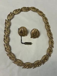 Set orecchini vintage corona Trifari pannello foglia tono oro collana e clip con etichetta - Foto 1 di 12