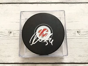 Disco de hockey Rasmus Andersson firmado por los Calgary Flames autografiado b - Imagen 1 de 1