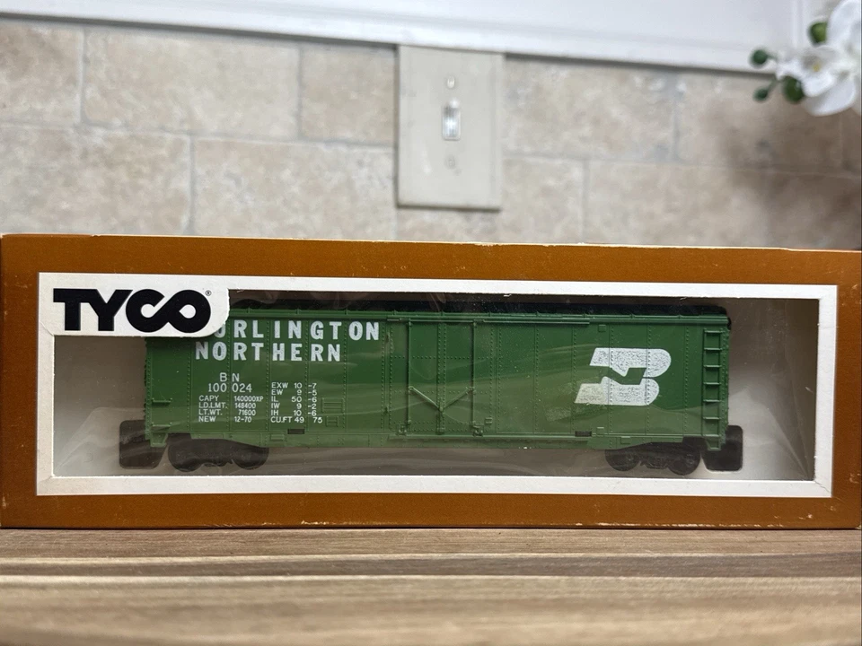 TYCO Ho-scale Burlington Northern 50 Foot Plug Door Boxcar MPN 339e 300 C-6