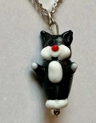 COLGANTE COLGANTE CON DIJE DE CRISTAL BLANCO Y NEGRO GATO 1" LINDO COLLAR 18" O MÁS Foto 1 de 2