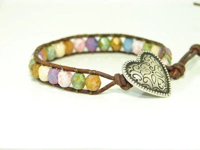 Pulsera envolvente de cuero con cuentas Picasso multicolor con botón corazón de estaño 6,5"+ Foto 1 de 4
