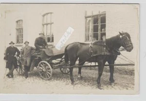 Carrozza carrozza cavallo persone strada vecchia cartolina fotografica - Foto 1 di 2