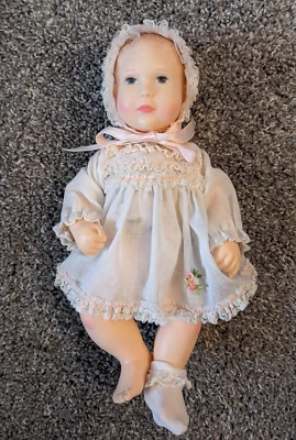 1980 Muñeca Effanbee "Baby Lisa" por Astri Campbell 10" vestido blanco, capó, pañal Foto 1 de 4