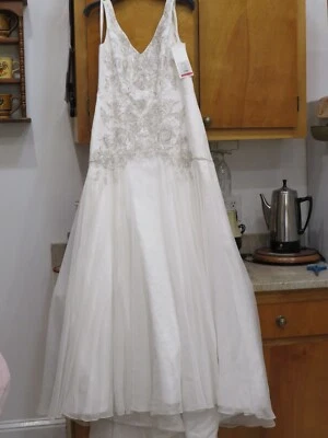 Elegante Vestido de Novia Encaje y Cuentas David Novia Talla 12 Reg. Disco. $699-$299 Foto 1 de 4