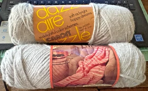 CARON DAZZLEAIRE 2 KNÄUEL 2611 SILBER GLITZER GARN VERSCHIEDENE STANZEN MENGEN 4-FÄDIG 80%/20% - Bild 1 von 13