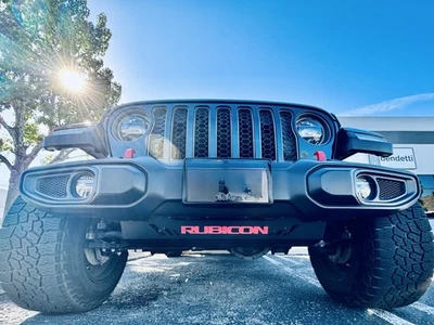 Jeep **RUBICON** Placa de deslizamiento personalizada-Wrangler 18-25 / Gladiator 20-25 - NEGRO CON ROJO Foto 1 de 4