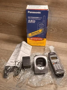 Panasonic KX-TGA520M Platinum 5,8 GHz Cordless Handset SCATOLA APERTA, BATTERIA MANCANTE - Foto 1 di 13
