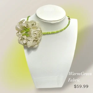 Handgefertigte Halskette Natur Limettengrün Glatt Rund Perlen Edelstein & Rosenstoff - Bild 1 von 4