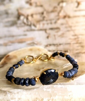 Hermosa pulsera de cuentas azules y zafiros crudos naturales de 6,5 quilates Foto 1 de 4