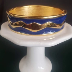 Monet Armreif Goldplättchen mit leuchtend blauer Emaille klassisch elegant Statement - Bild 1 von 9