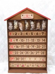 Calendario Calico Critters Sylvanian Families in legno esposizione bambini casa 1987 raro - Foto 1 di 17