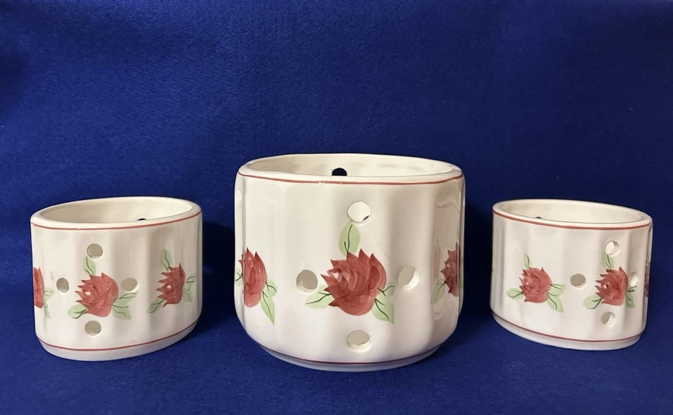 Contenedores Abiertos Juego de 3 Flores Rojas Una 4"T 4"D Dos 3"T 3"D Foto 1 de 4