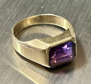 Anello antico Art Decò oro giallo 10 kt zaffiro viola sigillo JTC 989 misura 9,5 - Foto 1 di 20