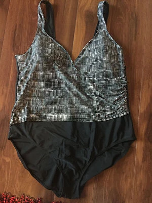 NUEVO señoras JACLYN SMITH 1 PIEZA TRAJE DE BAÑO negro blanco forrado abrigo PLUS TALLA 1X 20W Foto 1 de 4