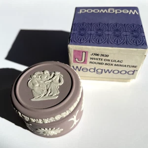 Wedgwood White on Lilac 'The Three Muses' Round Trinket Box Miniature with Box - Picture 1 of 11