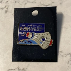 Spilla da bavero Mercury 6 Friendship 7 John Glenn Space First American Orbit NASA rara - Foto 1 di 4