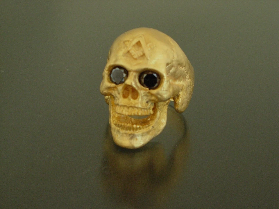 Anillo Calavera Bronce Dorado Anillo Calavera Masónico Negro Gema Ojos Hecho a Mano Bronce Foto 1 de 4
