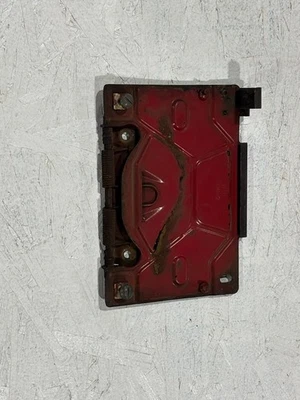 1970 - 73 Firebird 后车牌支架/燃气门带拉片 OE GM 479516 — 第 1/2 张图片