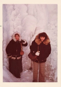 Vintage Foto schöne Frauen Fell gefütterte Mäntel Geldbörsen Schnee Eis Mode - Bild 1 von 1