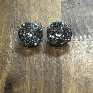 Aretes Sabika tono plata piedras blancas medianas mármol negro - Imagen 1 de 3