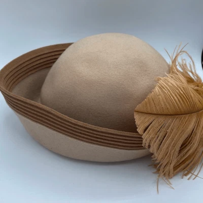 Sombrero clásico vintage Mr. John 100 % lana con pluma. Foto 1 de 4