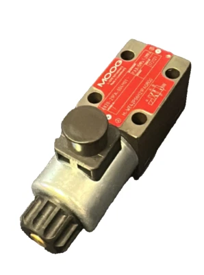 Moog X820-21PA-004M01         NO/2967 - Image 1 of 2