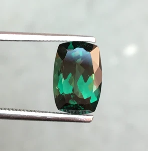 Gemma tormalina verde oliva scintillante buon colore taglio cuscino 2,05 carati - Foto 1 di 6