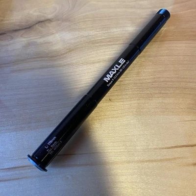 Bicicleta de montaña trasera RockShox MAXLE Stealth eje pasante 198 mm, 9 mm, M15x1,5 Foto 1 de 4