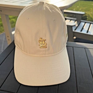 Cappello berretto St. Louis Cardinals Shane Co bianco con metallo dorato e accenti lotto di 2 cappelli - Foto 1 di 13