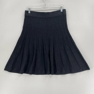 Falda tejida pequeña gris oscuro acampanada acanalada Cabi para mujer Foto 1 de 4