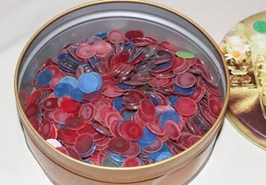 Vintage transparent rot blau Kunststoff Bingo Chips Medaille Marker Stücke in 7" runder Dose - Bild 1 von 4