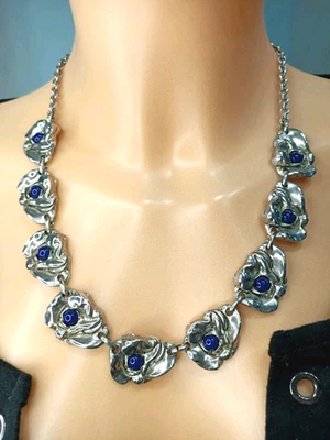 Ancien Collier Fantaisie Fleurs En Métal Argenté Et Perles De Verre. - Photo 1/4