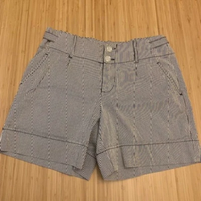 Pantalones cortos para mujer Madison de algodón a rayas negros, blancos con puños y hebillas talla 6 Foto 1 de 4