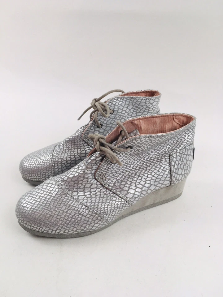 Zapatos juveniles Toms niñas talla Y5.5 plateados cuña con cordones cuña cerrada Foto 1 de 4