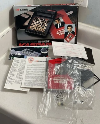 Saitek Kasparov Pocket Plus Entrenador Portátil Electrónico Ajedrez Accesorios SOLO Foto 1 de 4