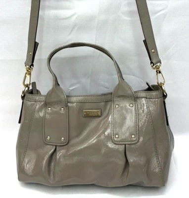 Винтажная сумка через плечо Kate Spade лакированная кожа серая LG сумочка на молнии сверху - Изображение 1 из 4