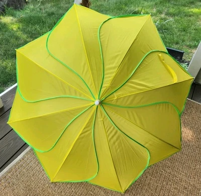 Paraguas de nailon vintage amarillo neón con adornos verdes en forma de pétalo de flor apertura automática Foto 1 de 4