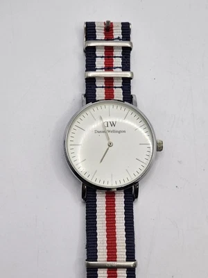 Классические серебристые кварцевые часы Daniel Wellington НАТО с трехцветным полосатым ремешком - Изображение 1 из 2