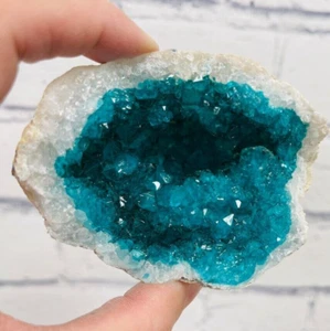 Gefärbte Kristallquarzgeode, türkisfarbene Geode, Quarz in Gesteinsformation - Bild 1 von 10