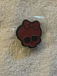 Prendedor con logotipo de calavera roja Monster High edición limitada exclusivo de la SDCC 2024 de Mattel - Imagen 1 de 2