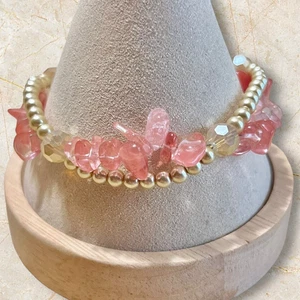 Brazalete de cuarzo cereza y perlas de imitación en tono dorado - Hecho a mano nativo americano - 8" - Imagen 1 de 6