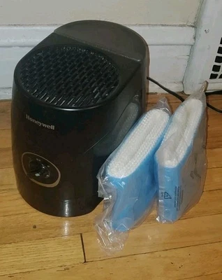 Honeywell Air Humidifier (HEV320B) Evaporative Mist + 2 New Unopened Filters - Image 1 of 3
