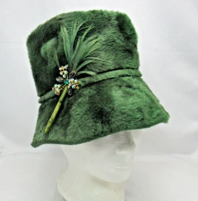 Sombrero de dama verde exclusivo de Darcel de colección con diamantes de imitación y adornos de plumas Foto 1 de 4